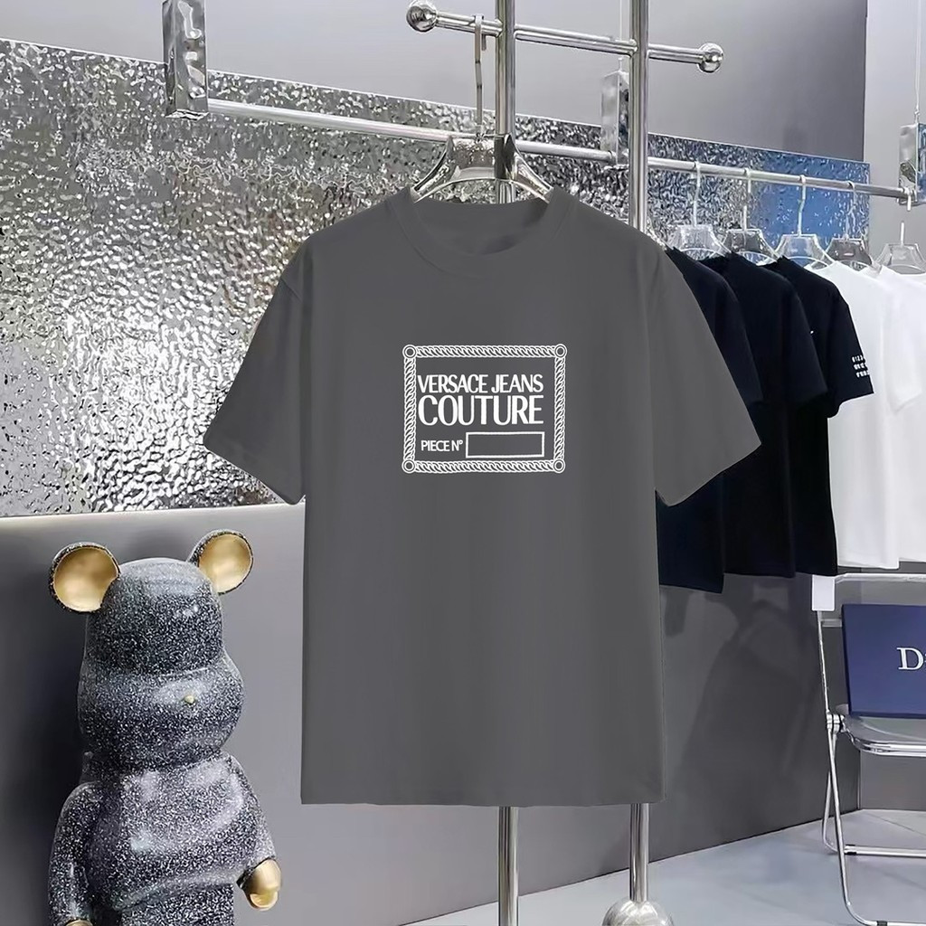 2026 สไตล์ใหม่ VERSACE ผู้ชายผู้หญิงพิมพ์เสื้อยืดธุรกิจเสื้อยืดลําลองเสื้อยืดอินเทรนด์ Retro สั้น T 
