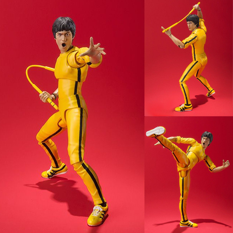 BRUCE LEE อะนิเมะรุ่นเสื้อผ้าสีเหลือง BRUCE LEE ตัวอักษรอินเทรนด์เล่นรูป Action Figure ของเล่นชั้นวา