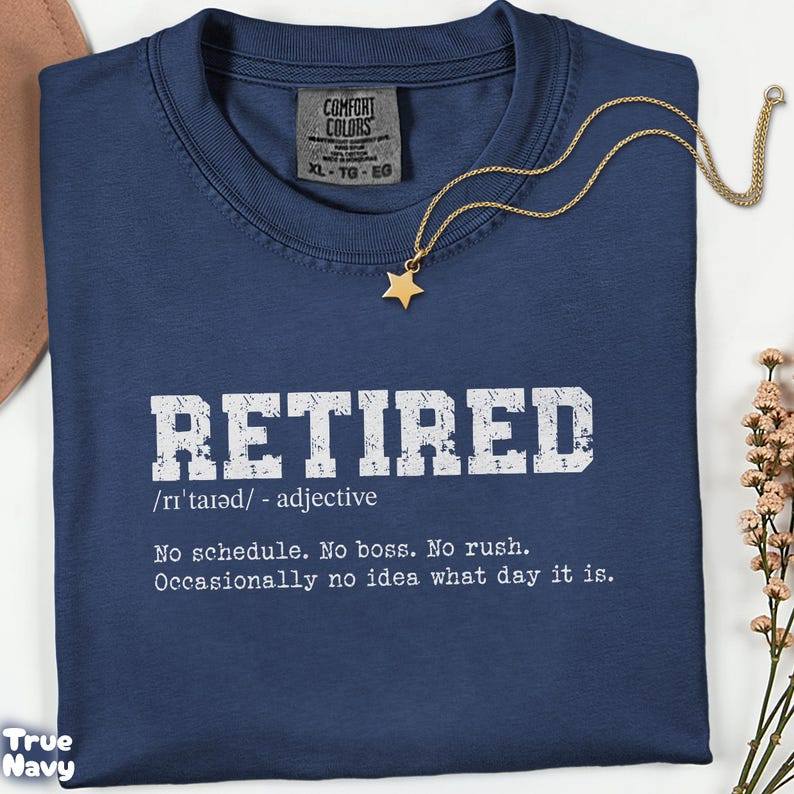 เสื้อยืด "Retired Definition" ผ้าฝ้าย พิมพ์ลาย สำหรับผู้ชายและผู้หญิง มีสินค้าพร้อมส่ง ของขวัญเกษียณอายุสำหรับครอบครัว