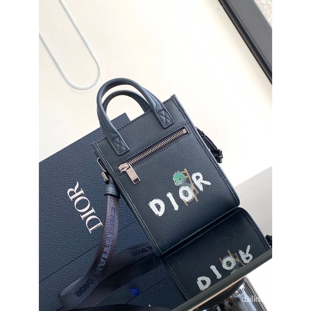 Dior This Style safari north-south Mini กระเป๋าถือเป็นผลิตภัณฑ์ใหม่ในคอลเลกชันแฟชั่นของผู้ชายในฤดูใบ