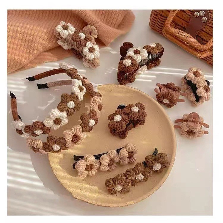 (LOLI JKT) 085 SOFT, COMFORTABLE KNITTED FLOWER CLIP และที่คาดผมสีน้ําตาล, KHAKI, สีครีม