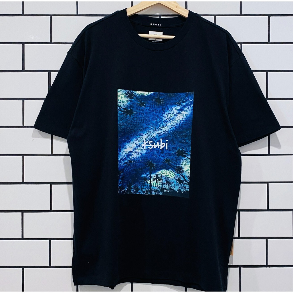 เสื้อยืด KSUBI Space Palm ออกแบบลายพิมพ์จากเนื้อผ้าฝ้าย 100%
