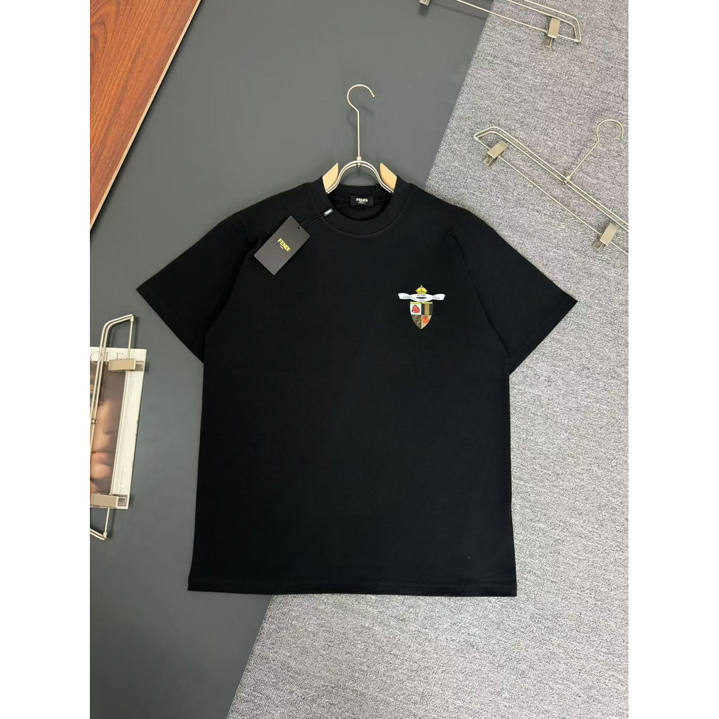 ฟิน/เฟนดิ 2026คลาสสิกรอบคอแขนสั้นเสื้อยืดผู้ชายผู้หญิงสไตล์ที่มีสีสันผ้าฝ้ายแท้ฤดูใบไม้ผลิฤดูใบไม้ร่