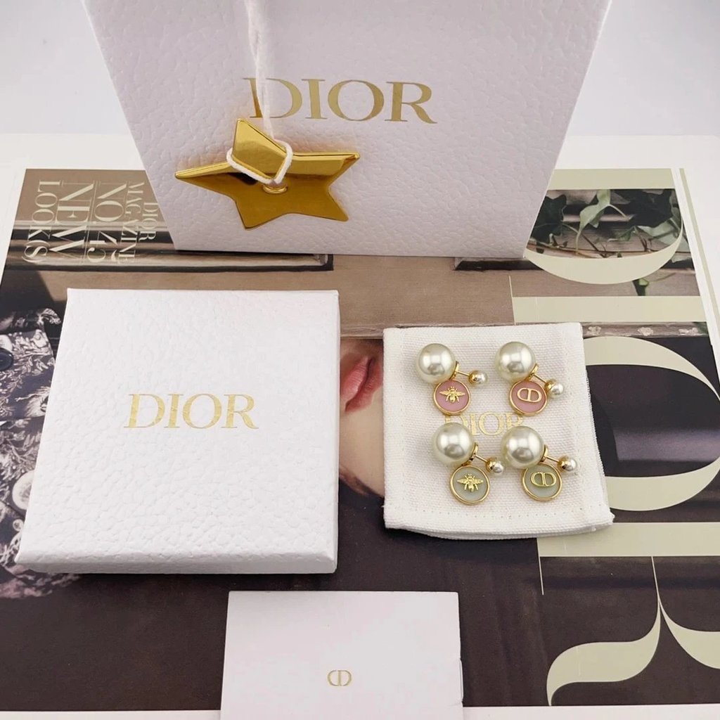 Dior Macaron Bee CD Disc ต่างหูมุกคู่ Letter CD เรซิ่น Bee ต่างหูแฟชั่นหญิง All-Match ต่างหูอารมณ์