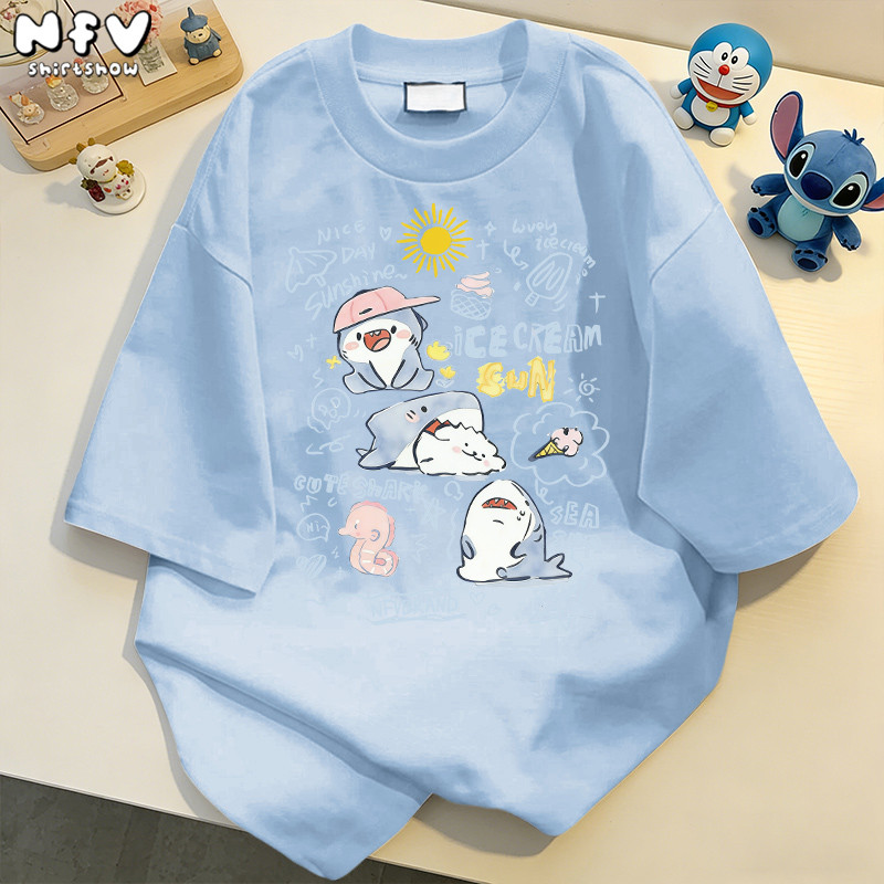 【จัดส่งตลอด 24 ชั่วโมง】NFV แฟชั่นเกาหลี💙เสื้อยืดแขนสั้นคอกลม ลายฉลากการ์ตูนน่ารัก Oversized ทรงหลวม ผ้าฝ้าย YG4522