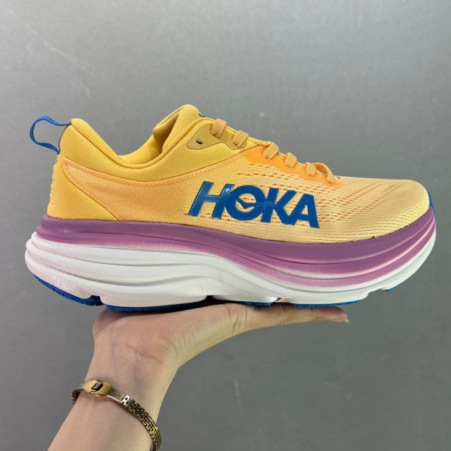 รองเท้ากีฬาผู้หญิง Hoka Bondi 8 และ Hoka Clifton 9 สำหรับการวิ่ง
