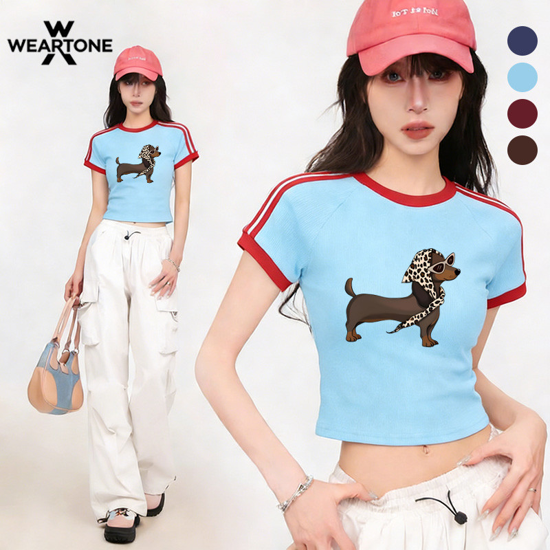 WEARTONE🌟 เสื้อยืดแขนสั้ ลาย“Sunglasses scarf dog” เสื้อสั้นเข้ารูปส ไตล์สปอร์ตสาวหวานสุดฮอต เสื้อแขนสั้นรัดรูปน่ารัก