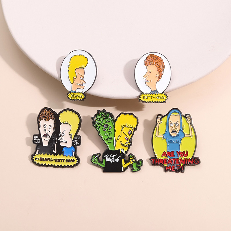 อะนิเมะ Beavis และ Butt-head เข็มกลัดการ์ตูนตลกตัวละครเคลื่อนไหวป้ายโลหะเสื้อผ้านักเรียนกระเป๋าเป้สะพายหลังอุปกรณ์เสริมเครื่องประดับของขวัญ