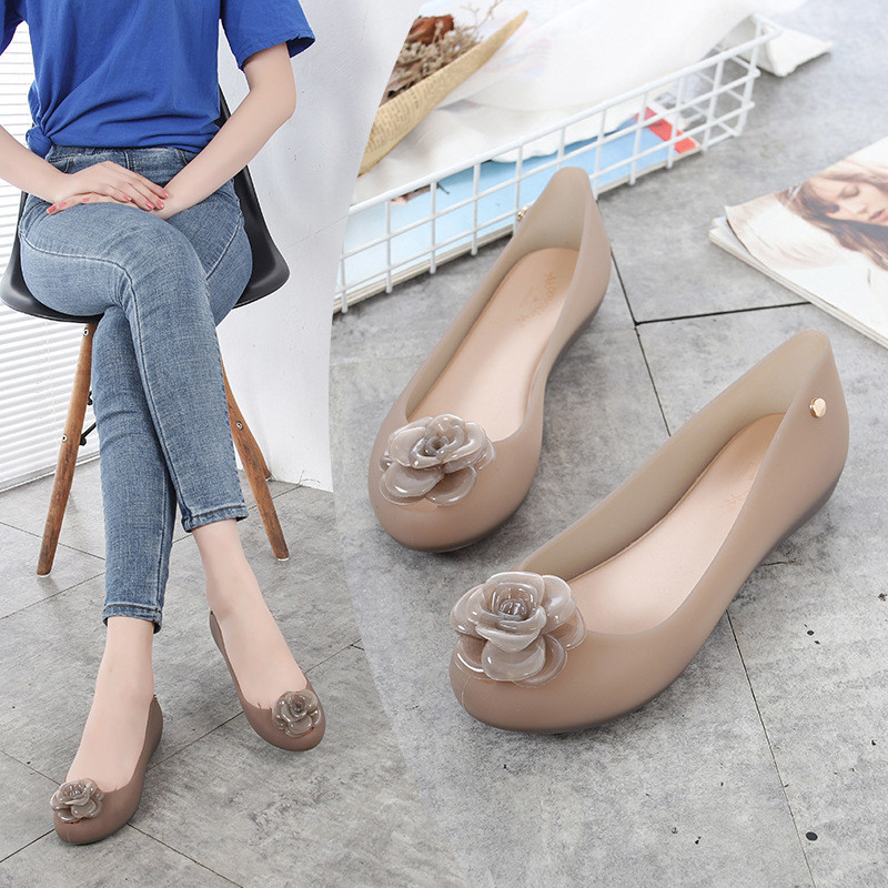 【Ready Stock】Jelly shoes female rose flower rain boots fish mouth flat soft platform beach shoes rub