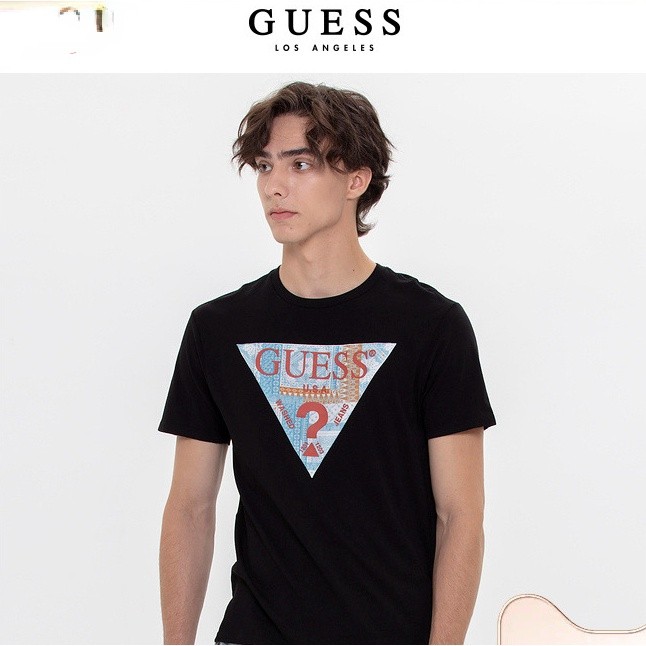 GUESS ผู้ชายเสื้อยืดลายโลโก้ทรงสามเหลี่ยมกลับ กระดุมท่อนคอดีไซน์เรือใบ สไตล์สมัยใหม่ - M3YI69K9RM1