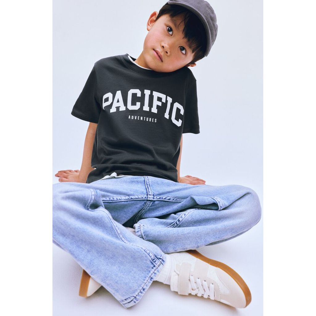 H&M(เอชแอนด์เอ็ม) เสื้อยืดพิมพ์ลาย เด็กชาย 1324846_2