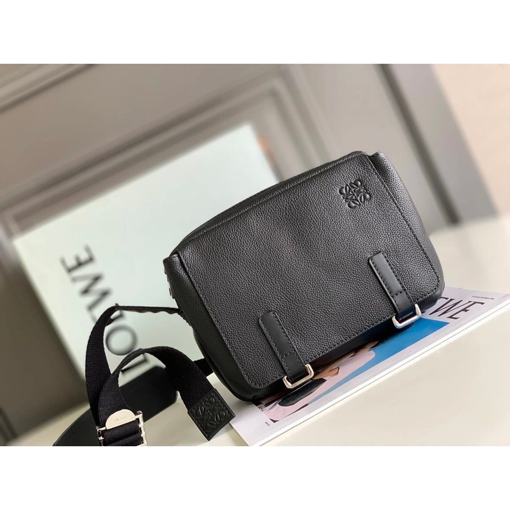 LOEWE Luojia Bags กระเป๋าสะพายข้างทหาร กระเป๋าสะพายข้างทหารมีช่องซิปด้านบนและช่องด้านหน้าเพิ่มเติมด้