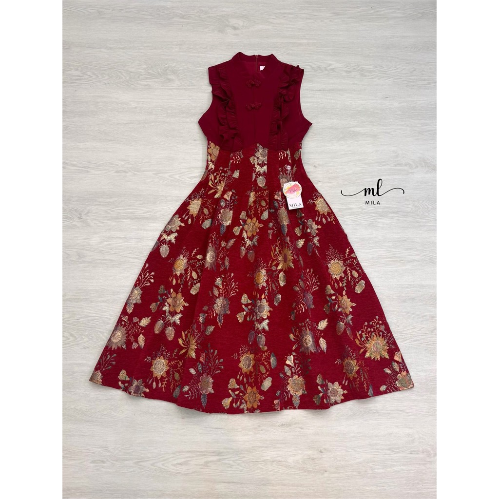 (พร้อมส่ง) Mila28 เดรสแขนกุดสีแดงเข้ม ดีไซน์คอจีน  ตัดต่อกับกระโปรงผ้าทอลายดอกไม้โทนทอง กระโปรงทรงจีบบาน - รูปที่ 6