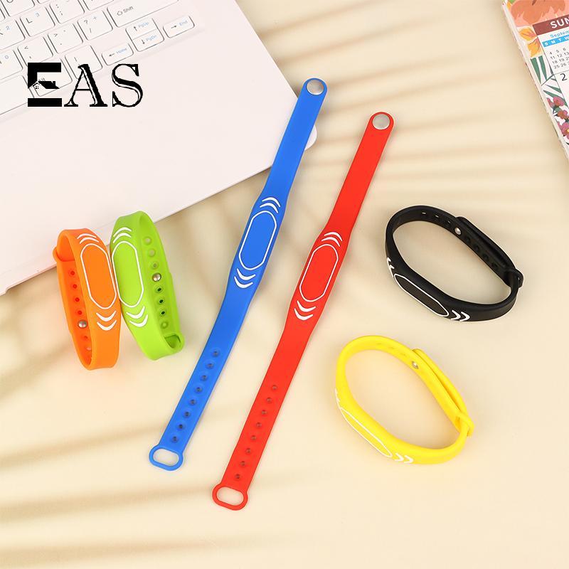 สายรัดข้อมือ RFID สามารถคัดลอกและเขียนใหม่ได้ แบบกันน้ำ สำหรับควบคุมการเข้าถึง TH