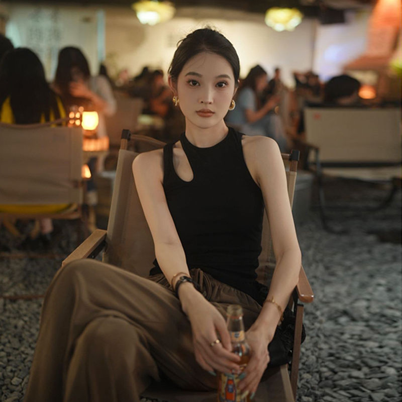 เสื้อเกาะอกผู้หญิงสายเดียว คอเฉียง (Asymmetrical) มีแผ่นในตัว ไร้รอยต่อ Closet Diary