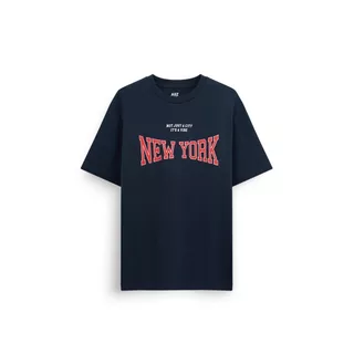 AIIZ (เอ ทู แซด) - AIIZ เสื้อยืดคอกลมผู้ชาย ลายกราฟิก AIIZ Men's Graphic T-Shirt