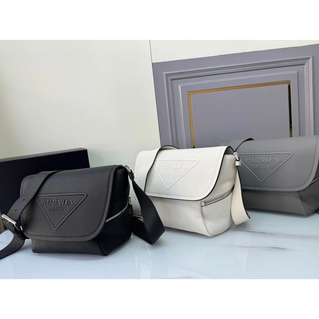 Prada Bag Mens Messenger Bag Soft Flap Shoulder Bag Messenger Bag กระเป๋าผู้ชาย