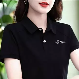【จัดส่งจากกรุงเทพฯภายใน 24 ชั่วโมง】เสื้อโปโลสีดำสำหรับผู้หญิงสไตล์ออฟฟิศ | สภาพเรียบง่ายไม่ยุ่งยาก + ลาย“Hi there”ชิค เห