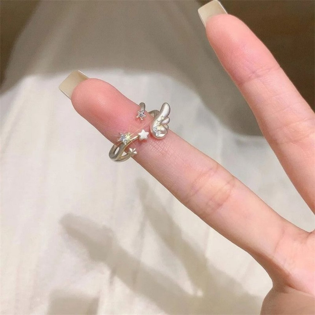 สร้อยข้อมือทำด้วยวัสดุโลหะ มีลวดลายเหมือนปีกนางฟ้า และประกายเพทาย