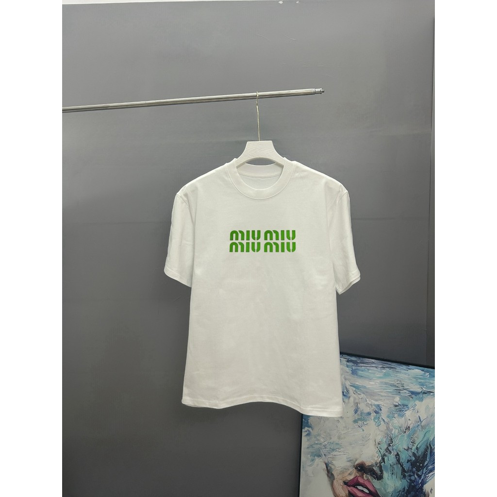 Miu Miu/Miu/6XL2026 ต้นฤดูใบไม้ผลิสไตล์ใหม่เสื้อยืดแขนสั้นชายหญิงคู่ขนาดใหญ่พิมพ์ตัวอักษร Simple Bas