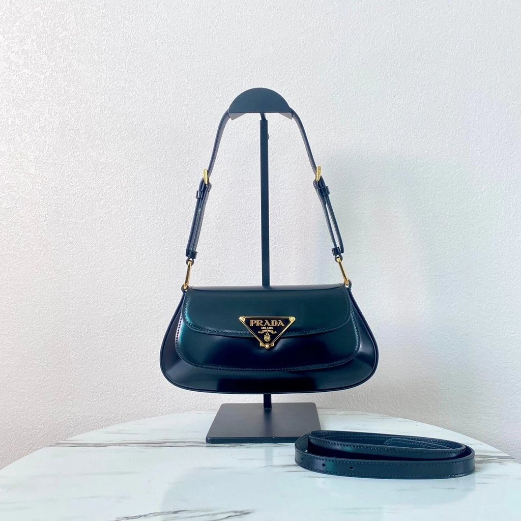 กระเป๋าสะพายหนังเคลือบเงา Prada แบบกระเป๋าเสี้ยว สำหรับผู้หญิง