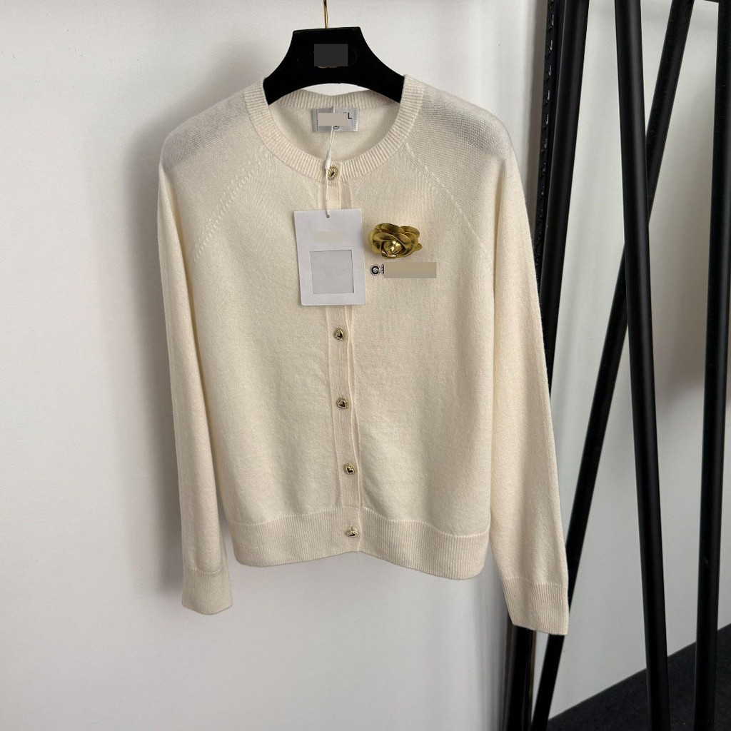 WBI9 CH สไตล์ใหม่หัวใจปุ่มเพชรสามมิติ Camellia เข็มกลัดตกแต่งรอบคอแขนยาวถักเสื้อสเวตเตอร์ถัก