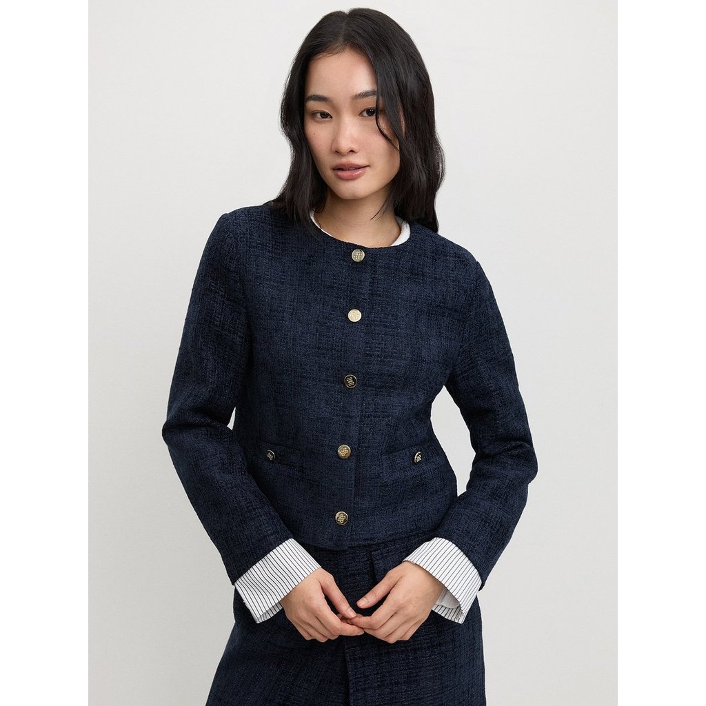 [Pomelo] เสื้อแจ็คเก็ตทวีดคอกลมแขนยาวกระดุมทองแต่งกระเป๋าหลอกและปลายแขนเสื้อเชิ้ตลายทาง