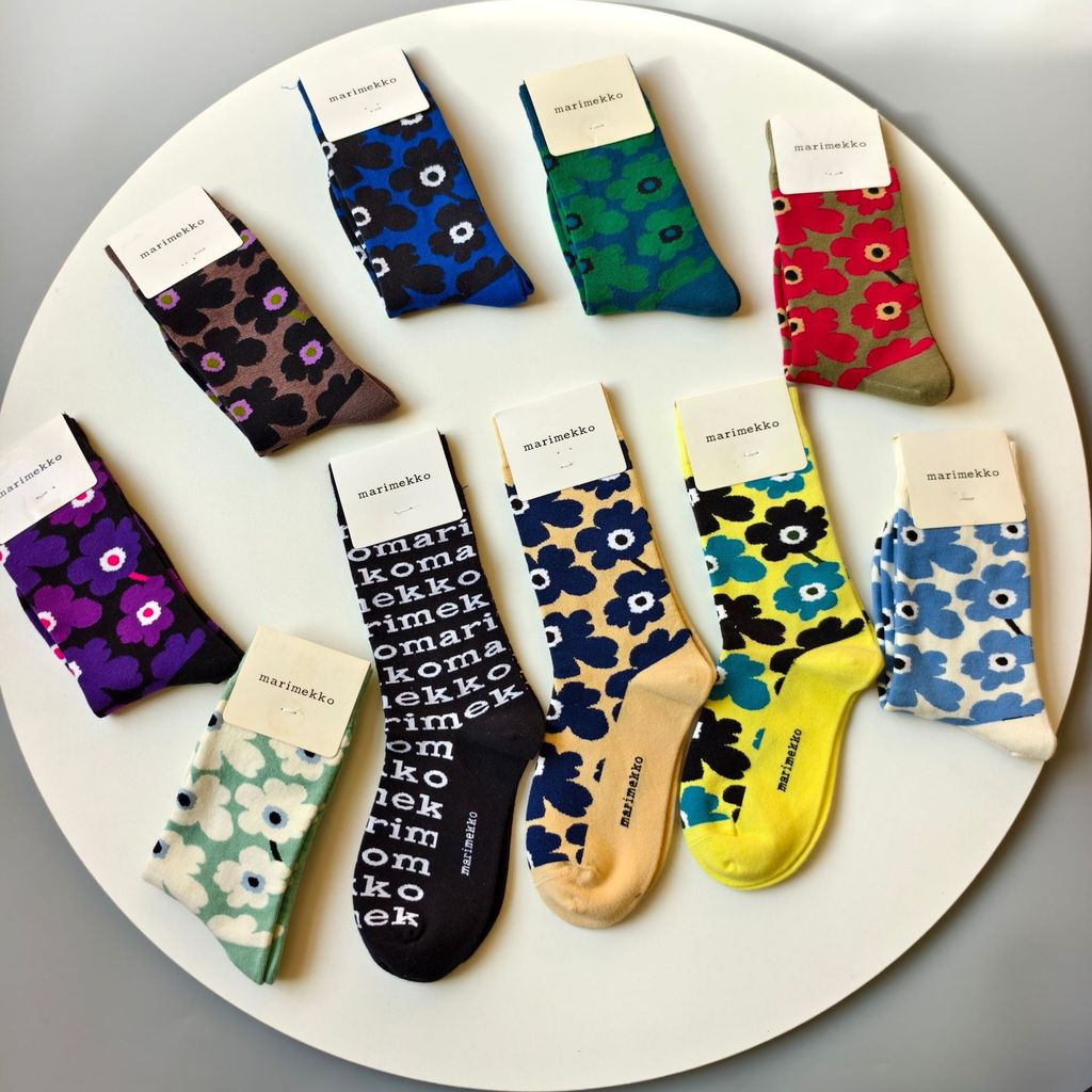ถุงเท้าผ้าฝ้ายสุภาพสตรี Marimekko สไตล์เรโทรอารต์ พิมพ์ลายดอกไม้ ทรงสวยหรู