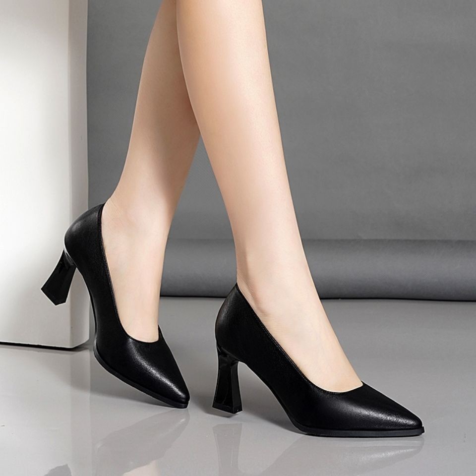 รองเท้าส้นสูงสีดำ หัวแหลม ส้นตัน ดีไซน์เรียบหรู หนังนิ่ม ใส่สบาย เหมาะสำหรับใส่ทำงานและออกงาน