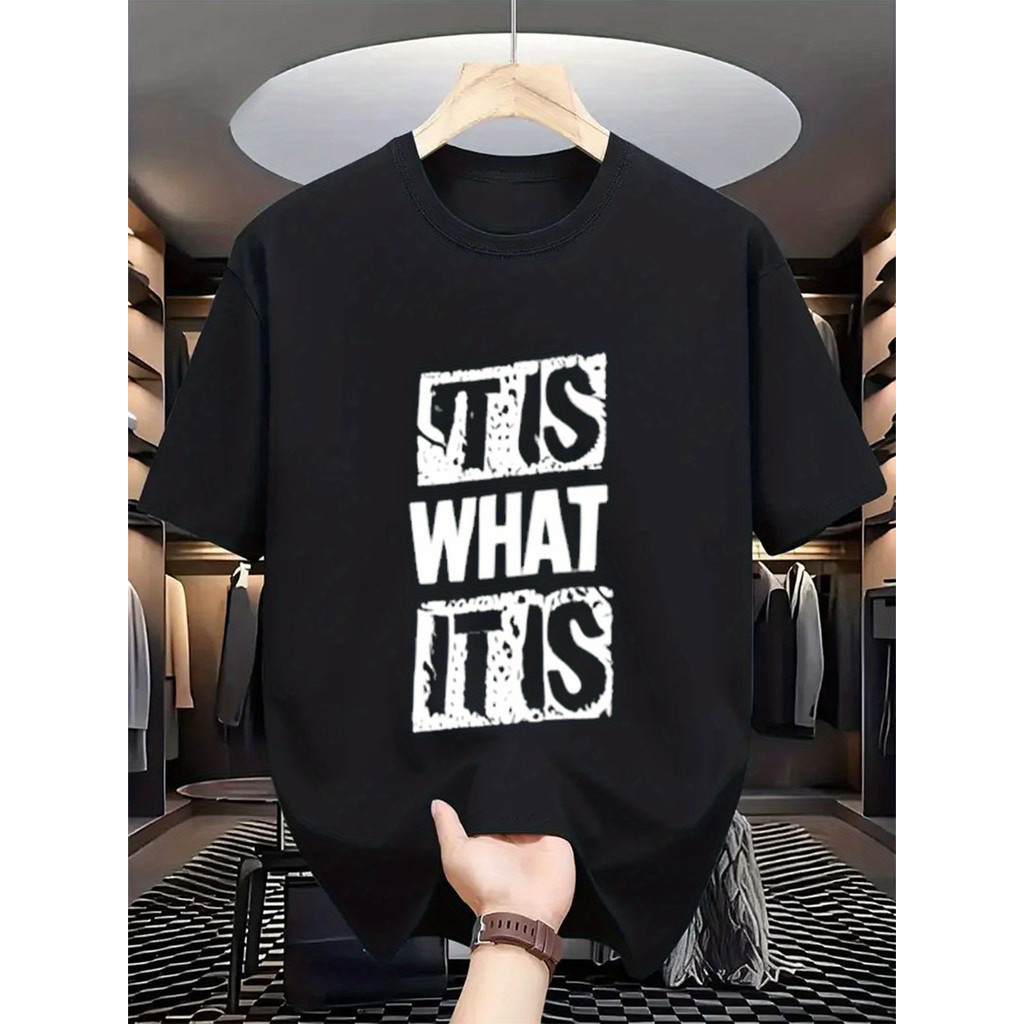ทีเชิ้ตผู้ชายสีดำผ้าฝ้ายพิมพ์ข้อความ "IT IS WHAT IT IS" ระบายอากาศได้ดีและมีสไตล์ เหมาะสำหรับการช้อปปิ้งในวันหยุดสุดสัปด