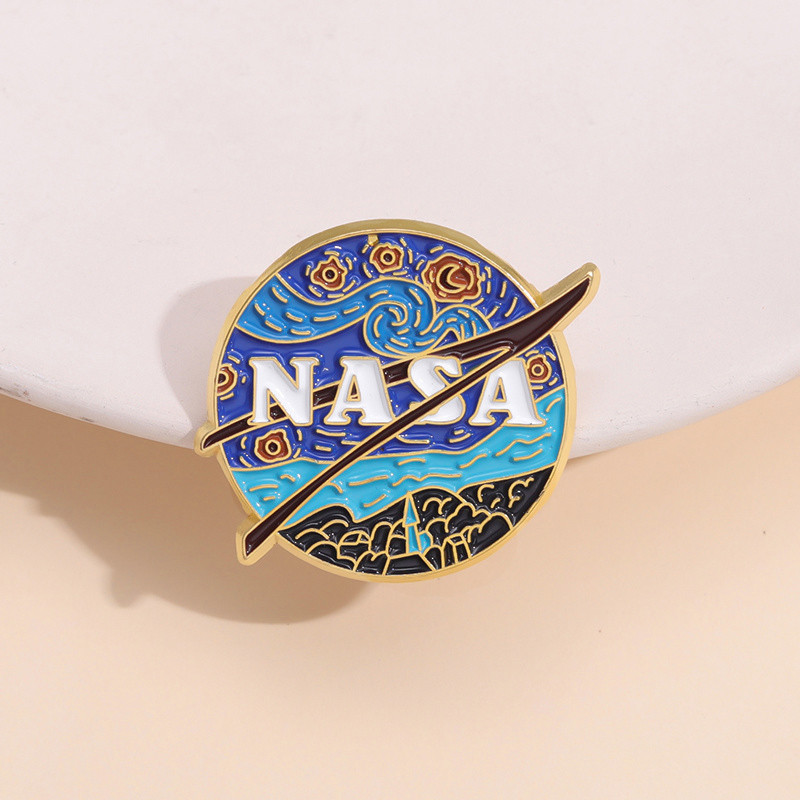 เข็มกลัดโลหะ รูปโลโก้ Van Gogh Space Star Enamel Lapel Pin US Aerospace แบบสร้างสรรค์ สําหรับตกแต่งกระเป๋า