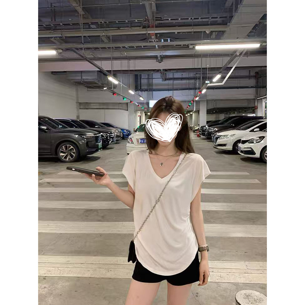 <Moses Queen> เสื้อยืดแขนสั้นคอวีสีขาว ทรงหลวมลำลอง มีจีบไม่สม่ำเสมอ เหมาะสำหรับฤดูร้อน