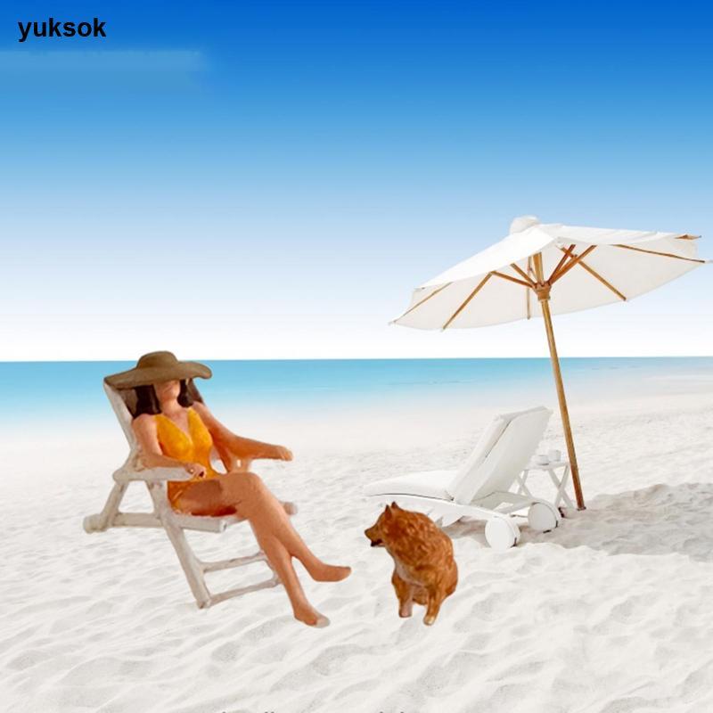 [yuksok] 2x 1/64 Beach Vacation Miniature Figures Diorama เครื่องประดับผู้หญิงและสุนัข
