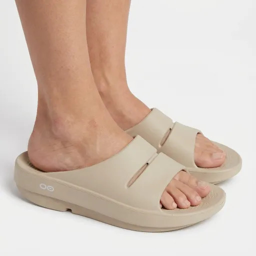 🍬🍬OOFOSรองเท้า รองเท้ากีฬาเพื่อสุขภาพ สีครีม-ofos รองเท้า Super นุ่มและนิ่ม ลบปวดเท้าของคุณ รุ่น oof