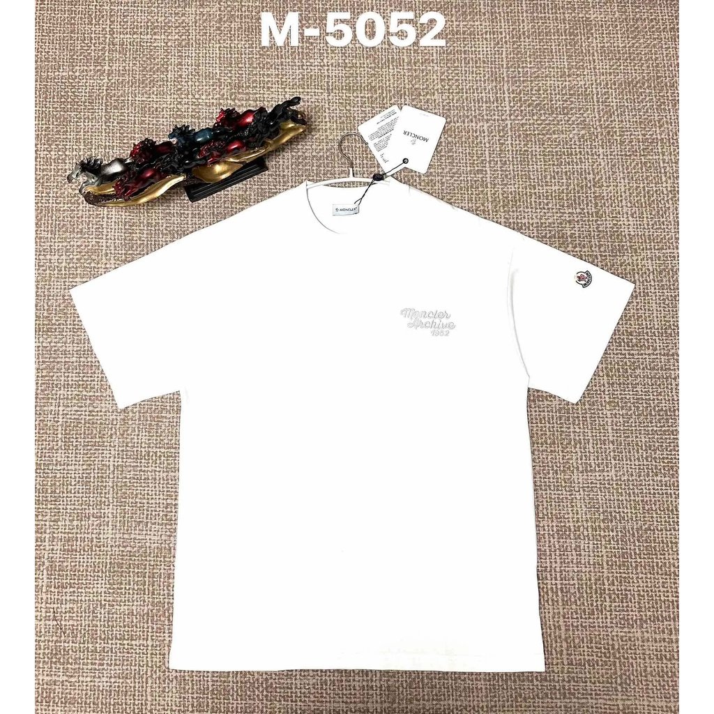 รุ่นยอดนิยม Mengkou หน้าอก 1952 ตัวอักษรปักโลโก้ Casual Simple All-Match สบาย Breathable รอบคอแขนสั้