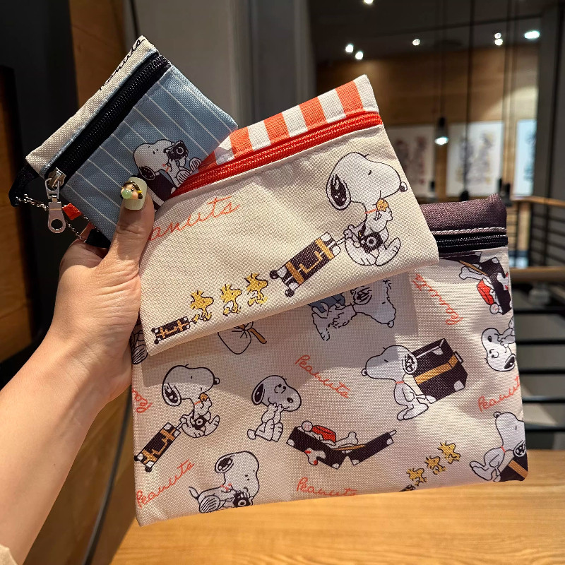 กระเป๋าเครื่องสําอาง Snoopy ชุดสามชิ้นพิมพ์ลายเต็มชุดซิปแบบพกพา Outing Storage การ์ตูนน่ารัก