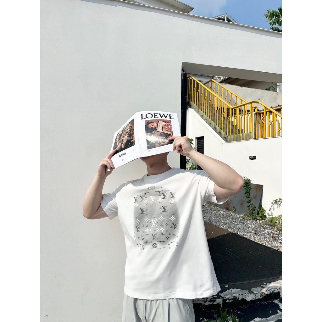 เสื้อยืด LV แขนสั้น สำหรับผู้ชายและผู้หญิง ออกแบบใหม่ในแบบกีฬาหรูหรา