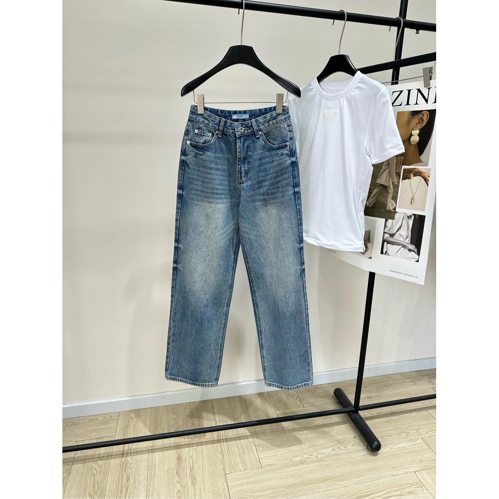 กระเป๋าสามเหลี่ยมสีฟ้า Prada พร้อมโลโก้ สำหรับผู้หญิง