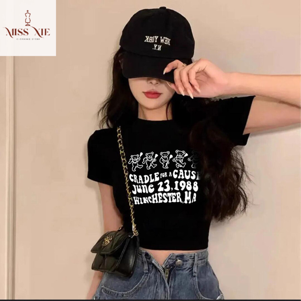 เสื้อยืดแขนสั้นสีดำสำหรับผู้หญิง ทรงเข้ารูป สไตล์ใหม่สำหรับฤดูร้อน สไตล์เกาหลี เสื้อครอป