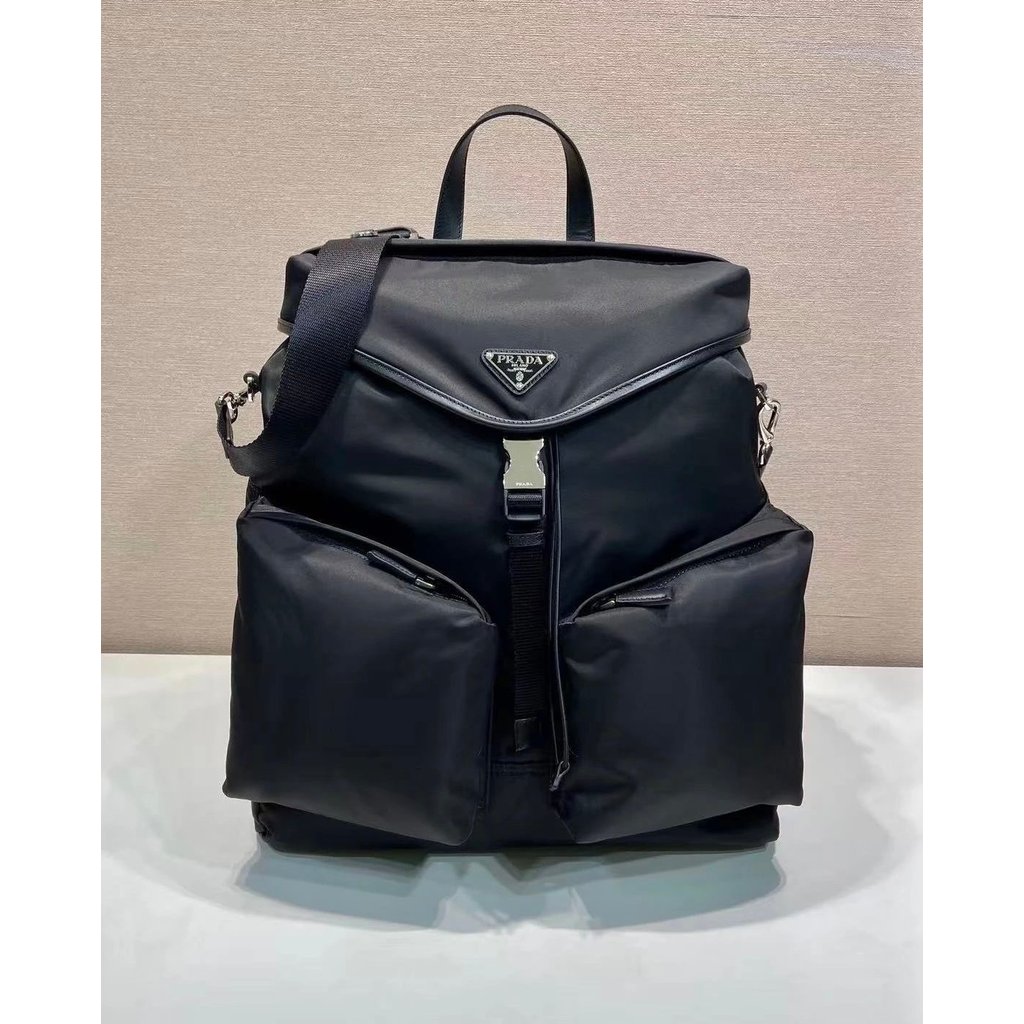 กระเป๋าเป้ PRADA Medieval 2VZ108A
กระเป๋าเป้สะพายหลังแคทวอล์นี้ใช้ผ้าไนลอนนําเข้าหนังลูกวัวและฮาร์ดแ