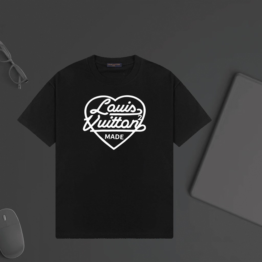 LO% UIS VU & ITTON/L @ V2026 Star คลาสสิกรอบคอแขนสั้นเสื้อยืดผู้ชายผู้หญิงสไตล์แฟชั่นอินเทรนด์สไตล์ใ