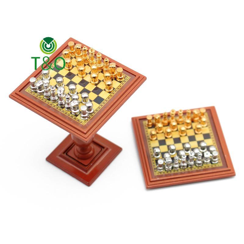 [T&OT] 1 ชุด 1:12 Dollhouse Miniature Alloy International Chess Set Cheerboard Chess Table Set Soldi