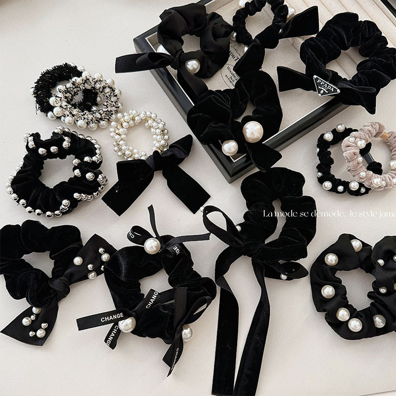 ฝรั่งเศสกํามะหยี่สีดํามุกโบว์ Scrunchy แหวนผมอุตสาหกรรมหนัก Retro หรูหราผมหางม้าผม High-End รู้สึกฤดูหนาว