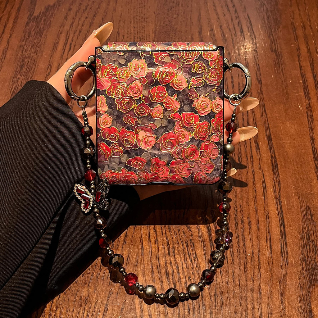 Ins Retro Red Rose เคสโทรศัพท์แม่เหล็กพร้อมสร้อยข้อมือคริสตัลผีเสื้อสําหรับ Samsung Galaxy Z Flip 7 8 Z Flip8 ZFlip 5 Zflip6 Zflip7 กันกระแทกปกหลัง