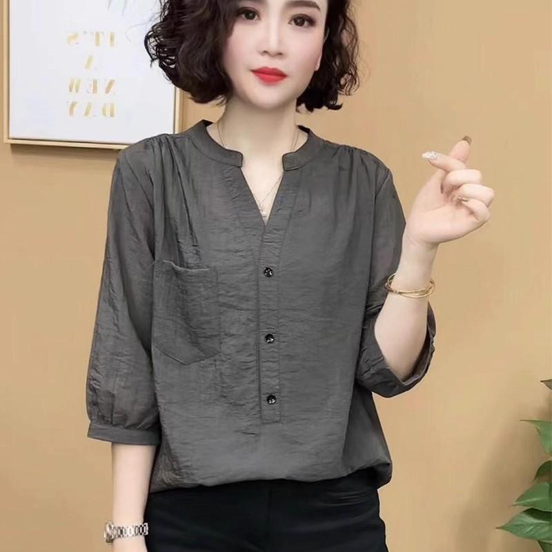 เสื้อเชิ้ตแขนสามสวน กระดุมครึ่งตัว คอวีแต่งกระเปล๋าตรงอกแฟชั่นคุณแม่ฤดูร้อนทรงหลวมผ้านุ่มใส่สบาย-พร้อมส่งจากไทย-รุ่นW681