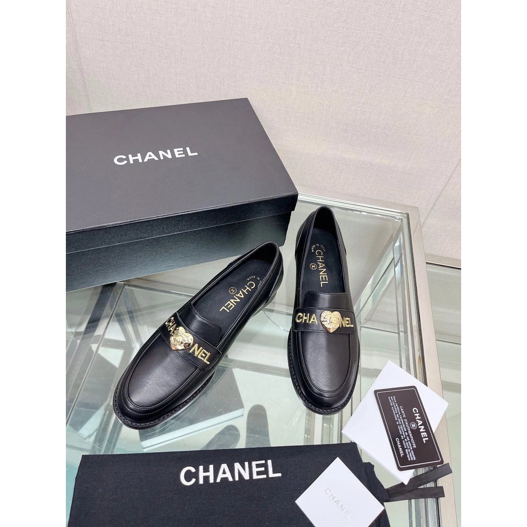 รองเท้าแฟลต Shifen ออกแบบใหม่ มีลายตัวอักษรและโลโก้ หัวเข็มขัดตกแต่งด้วยผ้านวม