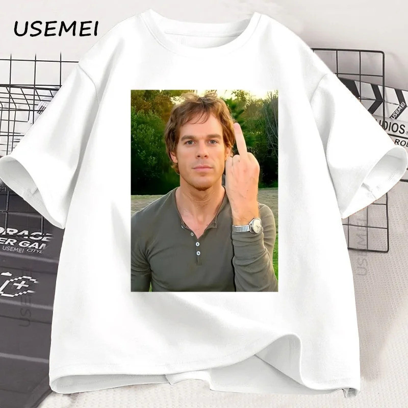 เสื้อยืด Dexter Middle Finger ลายตลก เสื้อยืด Dexter Morgan สำหรับผู้ชายและผู้หญิง เสื้อยืดแขนสั้นคอ