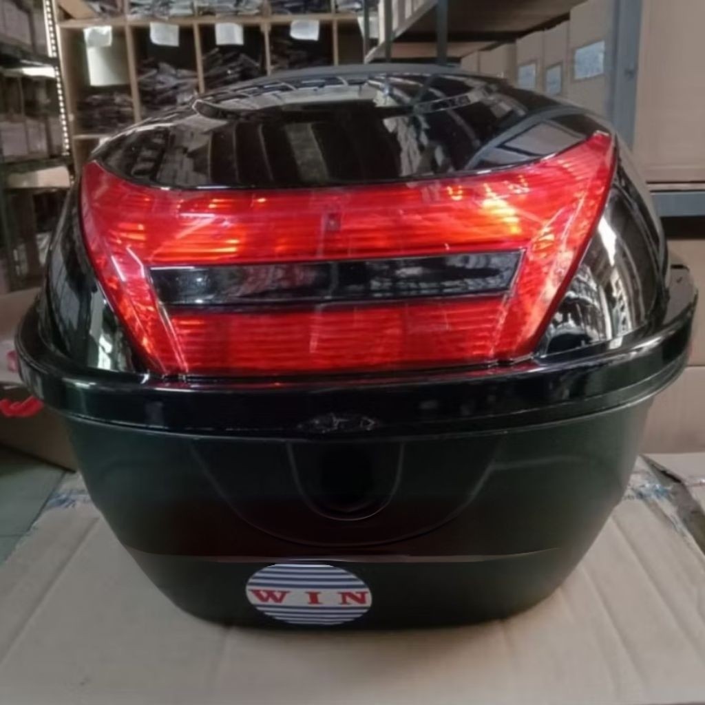 UNIVERSAL ที่นั่งด้านหลังรถจักรยานยนต์กล่อง 36L ความจุ WIN ยี่ห้อ