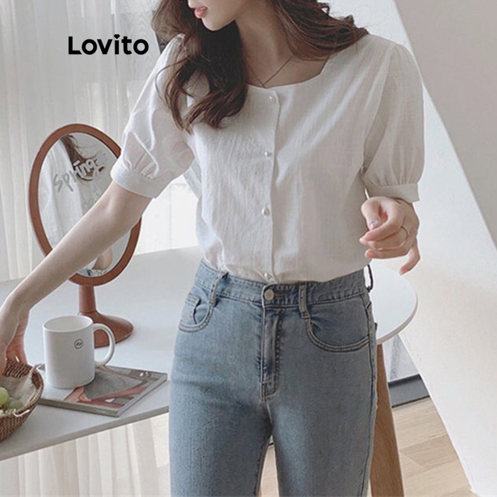 Lovito เสื้อเบลาส์ลำลองสีพื้น มีกรุดุม คอเหลี่ยม สำหรับสตรี LNA04158 (สีขาว)