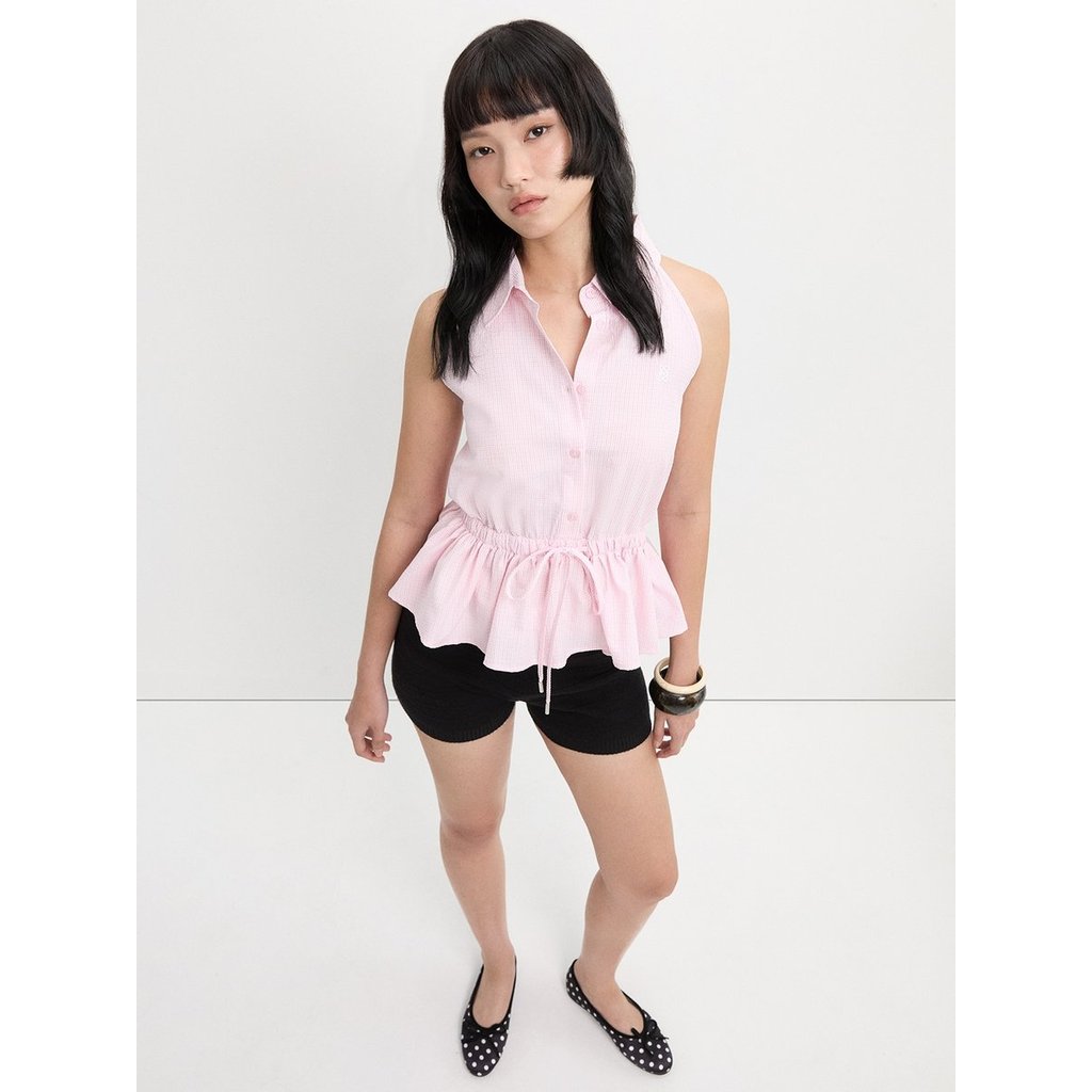 [Pomelo] เสื้อแขนกุดคอปกทรงโฮลเตอร์ลายตารางกิงแฮมผ่าหน้าติดกระดุมชายระบายรูดเอวพร้อมสายผูก